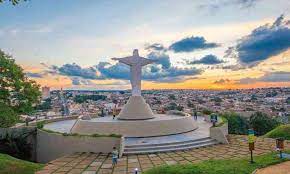 Hospede-se em Araxá e conheça a cidade com a gente