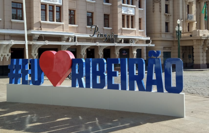 Ribeirão Preto, a "Califórnia Brasileira" não ganhou esse apelido à toa. Aqui, o sol reina absoluto, iluminando os dias com aquele calorzão de abraçar mente e corpo. Seja para passear pelo Parque Curupira, se deliciar com um chope na famosa Choperia Pinguim ou explorar o Novo Shopping, Ribeirão é o destino perfeito para quem gosta de viver intensamente. E sabe o que combina com calor, diversão e boas histórias? Desconto! Sim, o Saldão de Verão da Nacional Inn chegou, trazendo até 35% de desconto pelo app. Bora planejar sua próxima viagem? Cola aqui que eu te conto tudo sobre os cinco maravilhosos hotéis da Nacional Inn na região! Hospedagem para Todos os Gostos: Conheça os Hotéis Vilage Inn Ribeirão Preto – Descontos de até 25% Começamos com estilo! O Vilage Inn é praticamente um resort urbano. Com três piscinas – incluindo uma climatizada – e até toboágua para criançada, é o ponto certo para quem quer relaxar e se divertir. Espaço kids, sala de jogos e áreas verdes completam o pacote. E tem mais: o restaurante oferece uma experiência gastronómica digna de um "chef’s kiss". Além disso, o hotel também é super versátil para eventos, com o Cenacon – que acomoda até 1.640 pessoas. Para descansar ou trabalhar, o Vilage Inn é aposta certeira! Nacional Inn Ribeirão Preto - Descontos de até 25% Quer ficar no coração da cidade? Então o Nacional Inn é pra você! Localizado no centro, perto de bares, restaurantes e lojas, esse hotel é puro charme e praticidade. Começa o dia com um café da manhã de cinema – sério, são mais de 30 opções! A piscina com vista panorâmica é um convite para aquele mergulho revigorante. E não importa se você está a trabalho ou a passeio: as acomodações modernas e confortáveis são perfeitas. Além disso, o hotel tem espaços incríveis para eventos, tudo com uma equipe pronta para te atender com aquele sorrisão no rosto. Dan Inn Ribeirão Preto – Desconto de até 35% pelo App Localização é tudo, não é mesmo? E o Dan Inn leva esse conceito a outro nível. A poucos passos da icônica Choperia Pinguim e do Theatro Pedro II, ele te coloca no epicentro da cultura e da gastronomia de Ribeirão. Piscina no terraço, sauna, café da manhã completo e restaurante com cardápio exclusivo fazem parte do pacote. E ainda tem estacionamento privativo e até ações pet friendly – porque seu bichinho também merece um verão especial. Dan Inn Express Ribeirão Preto - Desconto de até 35% pelo App Pra quem busca praticidade e conforto, o Dan Inn Express é a escolha ideal. Localizado pertinho do terminal rodoviário e do centro, ele é perfeito para quem quer explorar Ribeirão com tranquilidade. Piscina aquecida, sala de jogos, espaço infantil e um buffet de café da manhã que faz qualquer dia começar melhor. E o melhor: é pet friendly, então seu amigo de quatro patas é mais do que bem-vindo. Golden Park Ribeirão Preto - Descontos de até 25% Precisa de um hotel estrategicamente localizado? O Golden Park está pertinho da Rodovia SP 330, facilitando seus passeios pela região. Com piscina, fitness center e apartamentos confortáveis, ele é ideal para quem quer relaxar após um dia de aventuras. O restaurante com menu à la carte e o café da manhã cortesia são os toques finais para uma experiência inesquecível. Por que Aproveitar o Saldão de Verão? Não deixe o verão passar em branco. Ribeirão Preto está te esperando com dias ensolarados, programas para todos os gostos e aquela energia contagiante que só essa cidade tem. E o Saldão de Verão da Nacional Inn é a desculpa perfeita para fazer as malas. Reserve até 15/01, aproveite os descontos e venha viver o melhor do verão na Califórnia Brasileira. Bora?!