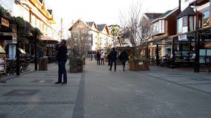 Praça São Benedito em Campos do Jordão: O Coração Vibrante da Vila Capivari