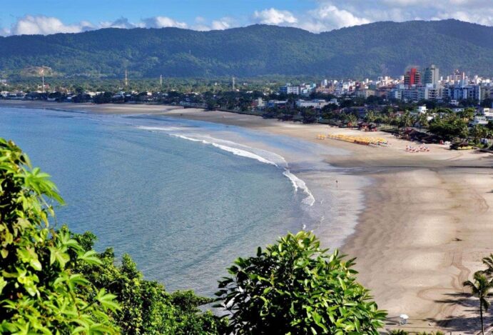 Petisco, brisa e água de coco: o trio de quiosques que reina no Guarujá