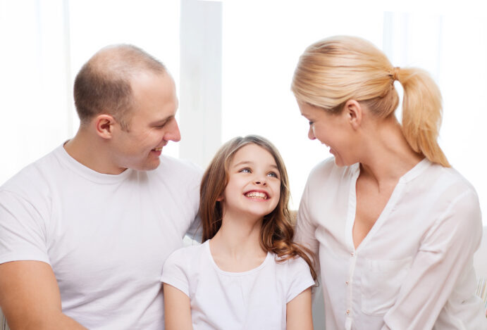 mae-pai-e-filha-no-sof-e97ff908