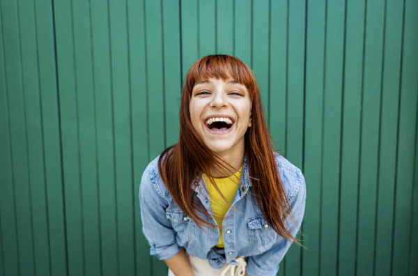 Entre Cafés Frios e Planilhas Infinitas: "Esse Show Poderia Ser Um E-mail" em Porto Alegre