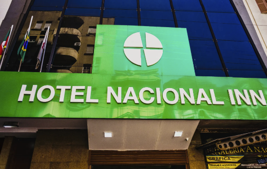 Renato Albani em Porto Alegre: O Riso Como Evolução da Espécie - Um Espetáculo Inesquecível no Auditório Araújo Vianna