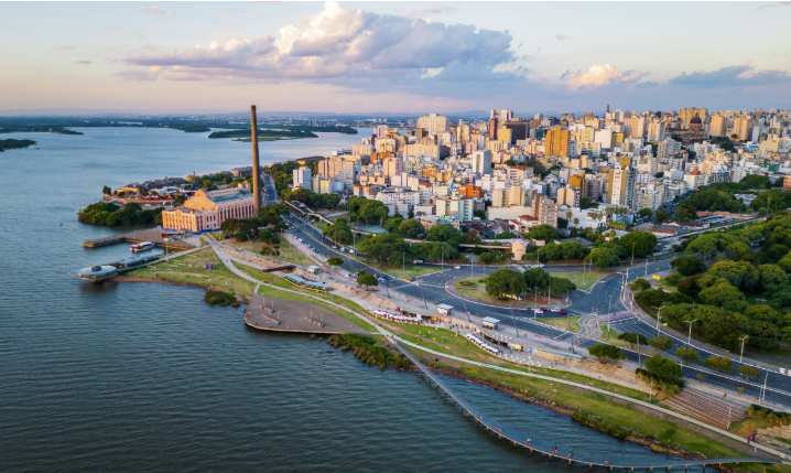 Um palco, três mentes e zero plano — isso é os Improváveis em Porto Alegre