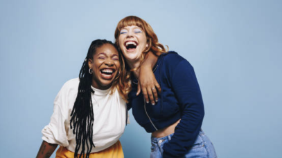 Um palco, três mentes e zero plano — isso é os Improváveis em Porto Alegre