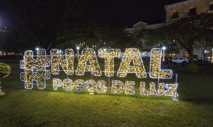Parada de Natal 2025 em Poços de Caldas: Fanfarras, Fuscas e Magia na Praça Pedro Sanches